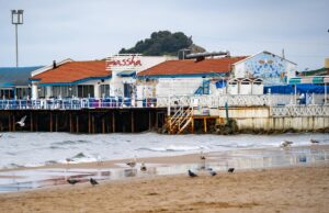 Les meilleures destinations de vacances en Algérie pour l’été : redécouvrir notre patrimoine maghrébin Famille en vacances sur la plage de Sidi Fredj en Algérie