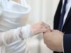 Le bijou inattendu qui a rompu avec une tradition royale bien établie : le mariage de Peter Phillips Peter Phillips wearing an unexpected jewel during his wedding