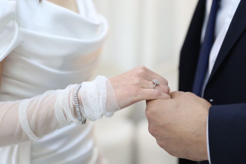 Le bijou inattendu qui a rompu avec une tradition royale bien établie : le mariage de Peter Phillips