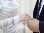 Le bijou inattendu qui a rompu avec une tradition royale bien établie : le mariage de Peter Phillips Peter Phillips wearing an unexpected jewel during his wedding
