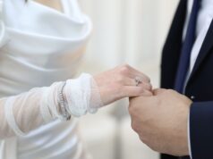 Le bijou inattendu qui a rompu avec une tradition royale bien établie : le mariage de Peter Phillips Peter Phillips wearing an unexpected jewel during his wedding