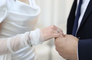 Le bijou inattendu qui a rompu avec une tradition royale bien établie : le mariage de Peter Phillips Peter Phillips wearing an unexpected jewel during his wedding