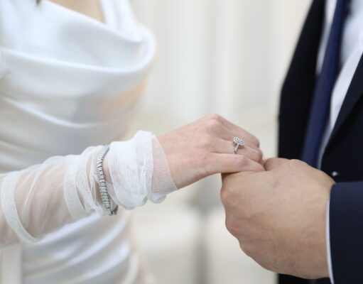 Le bijou inattendu qui a rompu avec une tradition royale bien établie : le mariage de Peter Phillips Peter Phillips wearing an unexpected jewel during his wedding
