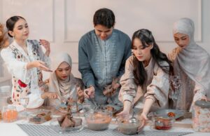 Découvrez plus de 100 recettes maghrébines à tester pendant les derniers jours du Ramadan 2026 Famille préparant des recettes maghrébines pour le Ramadan 2026