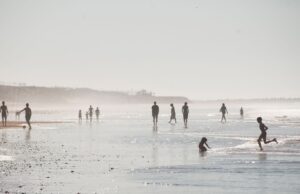 Le phénomène de la fréquentation touristique au Maroc : un nouvel élan Famille maghrébine explorant la rive marocaine