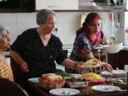 Préparez les 10 meilleures recettes pour le Ftour de Ramadan en avance Famille préparant les meilleures recettes pour le Ftour de Ramadan en Maghreb