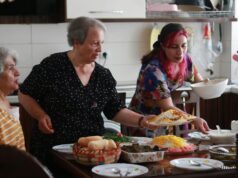 Préparez les 10 meilleures recettes pour le Ftour de Ramadan en avance Famille préparant les meilleures recettes pour le Ftour de Ramadan en Maghreb