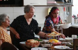 Préparez les 10 meilleures recettes pour le Ftour de Ramadan en avance Famille préparant les meilleures recettes pour le Ftour de Ramadan en Maghreb