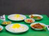 Ragoût aux patates douces et poulet : recette traditionnelle marocaine Famille marocaine autour d'une table avec un ragoût aux patates douces et poulet en cours de préparation