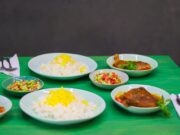 Ragoût aux patates douces et poulet : recette traditionnelle marocaine Famille marocaine autour d'une table avec un ragoût aux patates douces et poulet en cours de préparation