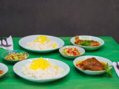 Ragoût aux patates douces et poulet : recette traditionnelle marocaine Famille marocaine autour d'une table avec un ragoût aux patates douces et poulet en cours de préparation