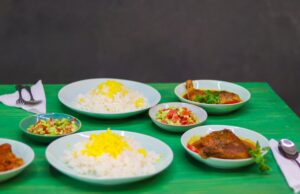 Ragoût aux patates douces et poulet : recette traditionnelle marocaine Famille marocaine autour d'une table avec un ragoût aux patates douces et poulet en cours de préparation