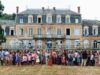 Célébration de la fête musulmane d’Aïd el-Kébir : Traditions et réglementation en France Famille musulmane française célébrant Aid el-Kebir avec un agneau sur une table de fête