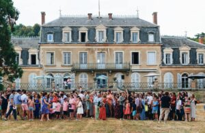 Célébration de la fête musulmane d’Aïd el-Kébir : Traditions et réglementation en France Famille musulmane française célébrant Aid el-Kebir avec un agneau sur une table de fête