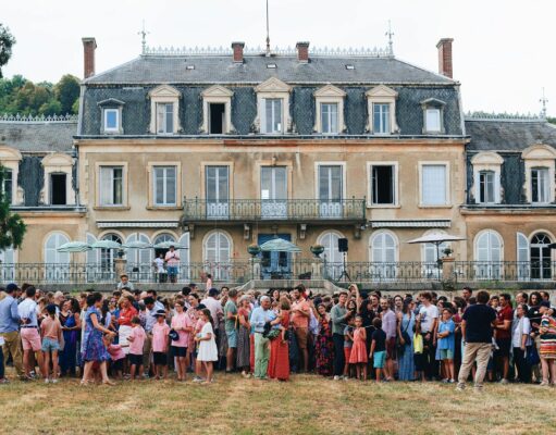 Célébration de la fête musulmane d’Aïd el-Kébir : Traditions et réglementation en France Famille musulmane française célébrant Aid el-Kebir avec un agneau sur une table de fête
