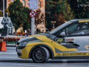 Opel RUN & BEAT 2026 : course à pied, musique live et culture urbaine se combinent au Maroc Opel RUN & BEAT 2026 Maroc: runners crossing finish line with live music stage in the background