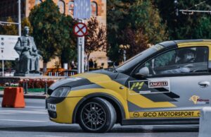 Opel RUN & BEAT 2026 : course à pied, musique live et culture urbaine se combinent au Maroc Opel RUN & BEAT 2026 Maroc: runners crossing finish line with live music stage in the background