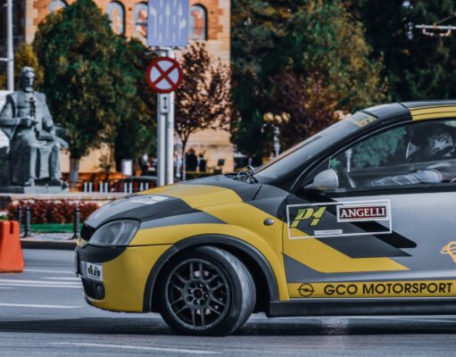 Opel RUN & BEAT 2026 : course à pied, musique live et culture urbaine se combinent au Maroc Opel RUN & BEAT 2026 Maroc: runners crossing finish line with live music stage in the background