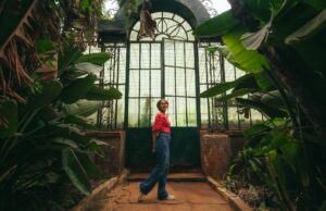 La mode circulaire en Algérie : quelles sont les barrières et comment les surmonter? Woman wearing eco-friendly Algerian fashion in a sustainable setting