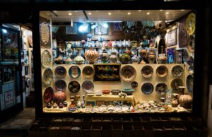 La boutique d’artisanat marocain de Cherbourg-en-Cotentin : découvrir les trésors artisanaux du Maroc Moroccan artisan shop interior with colorful rugs, ceramics, and metalware on display