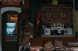 Les Collections publiques de tapis marocains au temps du protectorat français : leur histoire et leur valeur Famille marocaine posant devant une collection de tapis colorés dans un musée français