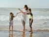 Les plus belles plages du Maghreb : Maroc, Algérie et Tunisie Family enjoying beautiful beach in Morocco with crystal clear water and palm trees