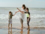 Les plus belles plages du Maghreb : Maroc, Algérie et Tunisie Family enjoying beautiful beach in Morocco with crystal clear water and palm trees