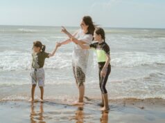 Les plus belles plages du Maghreb : Maroc, Algérie et Tunisie Family enjoying beautiful beach in Morocco with crystal clear water and palm trees