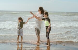 Les plus belles plages du Maghreb : Maroc, Algérie et Tunisie Family enjoying beautiful beach in Morocco with crystal clear water and palm trees