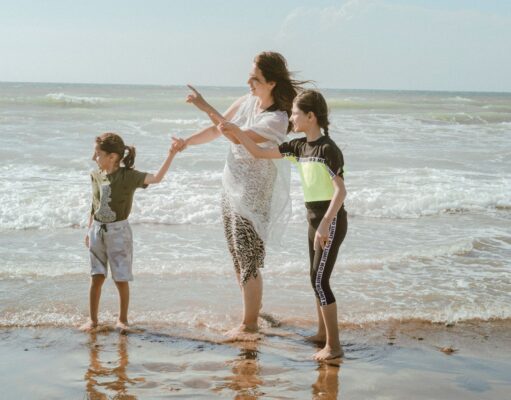 Les plus belles plages du Maghreb : Maroc, Algérie et Tunisie Family enjoying beautiful beach in Morocco with crystal clear water and palm trees