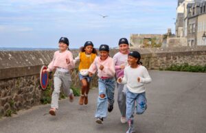 Activités estivales pour enfants maghrébins en France : découvrez les meilleures propositions de la saison Enfants maghrébins en France participent à une activité ludique culturelle durant l'été