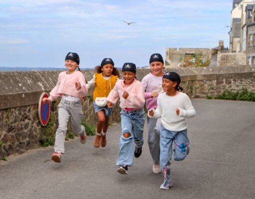 Activités estivales pour enfants maghrébins en France : découvrez les meilleures propositions de la saison Enfants maghrébins en France participent à une activité ludique culturelle durant l'été