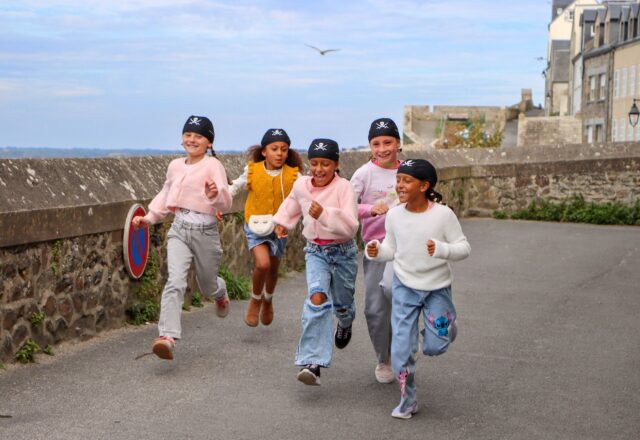 Famille Maghrebienne en France - Activités estivales Enfants maghrébins en France participent à une activité ludique culturelle durant l'été