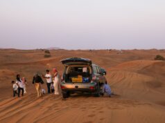 Road trip au Maghreb : itinéraires et conseils A family enjoying a road trip through sunny landscapes in the Maghreb region, featuring stunning views of Morocco and Algeria