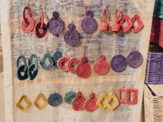 Le savoir-faire artisanal marocain en lumière à Paris : le Salon Rétromobile 2026 Artisans marocains présentant leurs créations d'artisanat traditionnel au salon retromobile à Paris