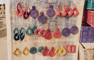 Le savoir-faire artisanal marocain en lumière à Paris : le Salon Rétromobile 2026 Artisans marocains présentant leurs créations d'artisanat traditionnel au salon retromobile à Paris