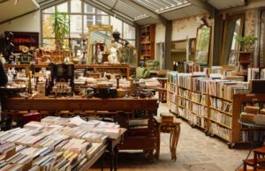 Concept stores africains : 5 adresses parisiennes à découvrir Interieur concept store afro-parisien avec vêtements, accessoires et art africains visibles