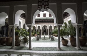 Carte postale – Maroc : 1,67 million de séjours touristiques prévus en 2025 Marrakech Riad with traditional Moroccan decorations, a family enjoying their stay
