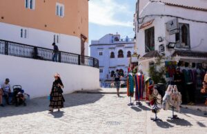 Les familles marocaines : la révolution silencieuse derrière les nouvelles tendances Moroccan family adopting new fashion trends in a quiet revolution