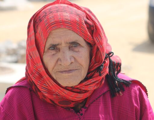 55 – Découvrez les secrets de la cuisine berbère dans l’Atlas : un voyage culinaire incomparable Famille algérienne buvant thé au milieu d'une cuisine traditionnelle berbère dans les montagnes de l'Atlas