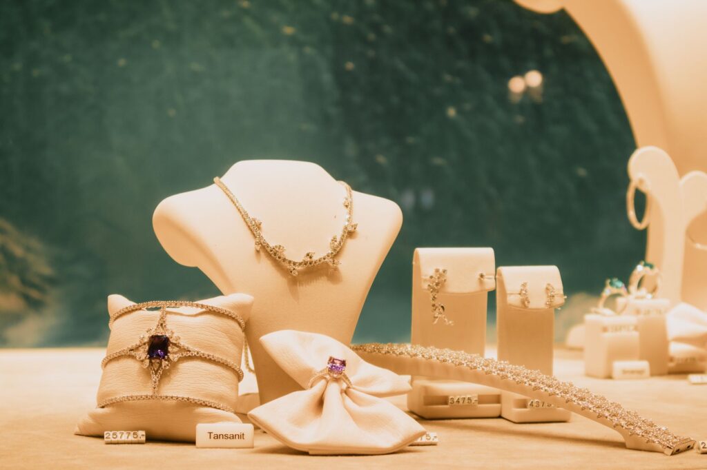 Le bijou surpris dans le mariage royal : Harriet Sperling rompt avec la tradition royale