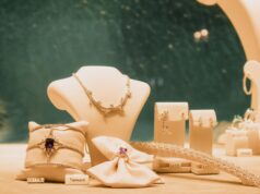 Le bijou surpris dans le mariage royal : Harriet Sperling rompt avec la tradition royale Harriet Sperling posant avec le bijou royal porté par Meghan Markle au mariage
