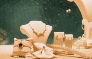 Le bijou surpris dans le mariage royal : Harriet Sperling rompt avec la tradition royale Harriet Sperling posant avec le bijou royal porté par Meghan Markle au mariage