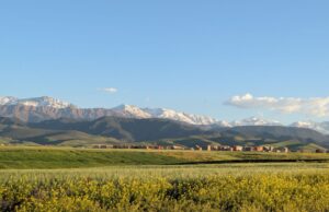 Voyager au Maroc : découvrez l’une des destinations touristiques les plus visitées du monde Famille marocaine visitant les montagnes du Haut Atlas