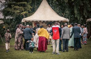Retour en Algérie après huit mois : L’amour pour une terre algérienne Famille réunie autour d'une table de couscous algérien après retour de la diaspora