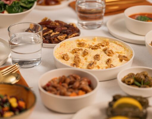 50 authentiques recettes pour le ftour Ramadan 2026 : un voyage gustatif au cœur des traditions maghrébines Family gathering around a festive table of authentic Maghreb recipes for the ftour Ramadan 2026