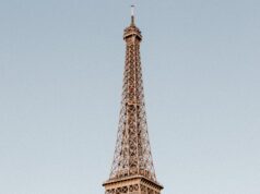 Maghreb-France : l’immigration au cœur de la nouvelle démo graphie française Maghreb-France immigration: a woman of Maghrebi descent holding a French passport in front of the Eiffel Tower