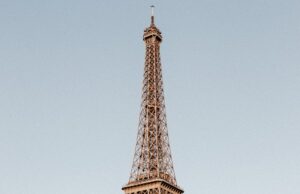 Maghreb-France : l’immigration au cœur de la nouvelle démo graphie française Maghreb-France immigration: a woman of Maghrebi descent holding a French passport in front of the Eiffel Tower