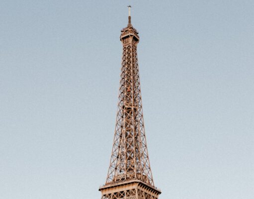 Maghreb-France : l’immigration au cœur de la nouvelle démo graphie française Maghreb-France immigration: a woman of Maghrebi descent holding a French passport in front of the Eiffel Tower