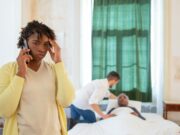 Le choc téléphonique de 48.000 euros au Maroc : une nouvelle menace pour nos familles en vacances Famille marocaine au téléphone, inquiète face à une facture élevée